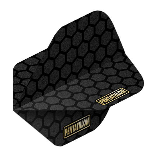 Pentathlon Vluchten RT Honingraat Das Bild zeigt ein Dartflügel mit dem Namen „Pentathlon RT Honeycomb No2 Standard Flights“. Das Design ist schwarz mit einem grau-schwarzen Wabenmuster und dem Pentathlon-Logo.