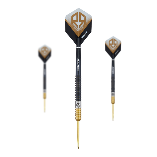 Unicorn Ross Smith Two-Tone Steel Darts Das Bild zeigt drei Steeldarts des Produkts 'Unicorn Ross Smith Two-Tone Steeldarts'. Die Darts sind schwarz-goldfarben und tragen das Ross Smith Logo auf den Flights.