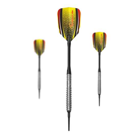 McDart 85 Tungsten V20 Zachte Darts - 17g Das Bild zeigt drei Softdarts des Modells "McDart 85er Tungsten V20" mit einem Gewicht von 17g. Die Flights sind in Gelb, Rot und Schwarz gestaltet und haben ein Wabenmuster.