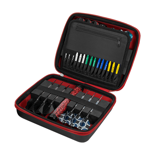 Die Abbildung zeigt ein geöffnetes Dart-Set in einer schwarzen und roten Tasche. Im Inneren sind mehrere Darts, Ersatzteile und Zubehör ordentlich einsortiert.