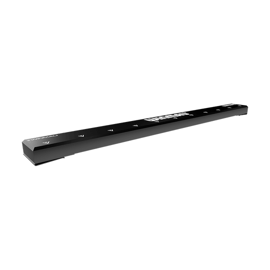 8208_Winmau_Sabre_Oche_Master_3 Das Bild zeigt das Produkt "Winmau Sabre Oche Master", ein schwarzes, längliches Messwerkzeug für Darts. Es hat weiße Markierungen und den Produktnamen auf der Oberfläche.
