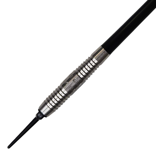 McKicks Alam Glazier Shark Machine Zachte Darts Das Bild zeigt einen McKicks Alam Glazier Shark Machine Softdart. Der Dartpfeil hat eine silberne Griffzone mit Rillen und eine schwarze Spitze.