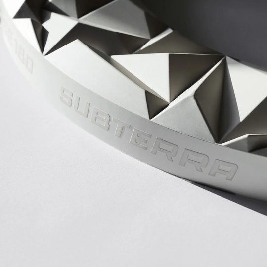 Precise 180 3D Dartboard Surround Subterra - Nordic Grey Das Precise 180 3D Dartboard Surround Subterra - Nordic Grey ist auf dem Bild zu sehen. Es bietet einen zusätzlichen Schutz für die Dartscheibe und ist optisch ansprechend.