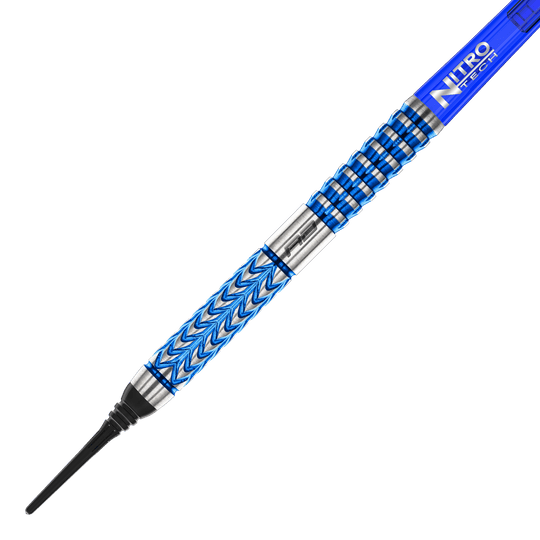 Red Dragon Gerwyn Prijs Glacier Softdarts - 18g Das Bild zeigt einen Red Dragon Gerwyn Price Glacier Softdart mit einem Gewicht von 18g. Der Dart hat ein auffälliges blau-silbernes Design und eine schwarze Kunststoffspitze.