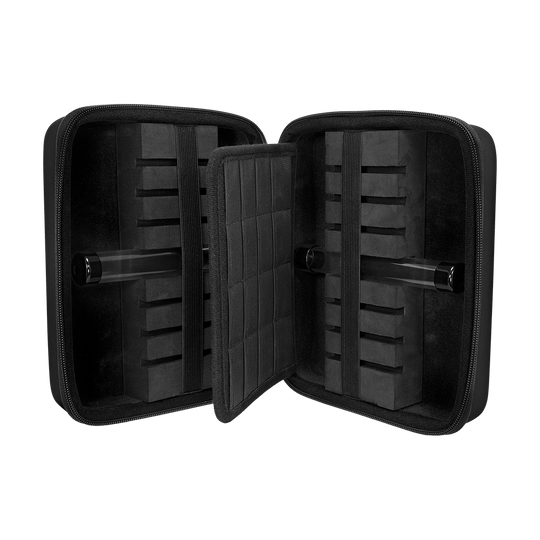 Mission Luxor Dart-portemonnee Das Bild präsentiert ein elegantes Dart-Wallet in Schwarz aus der Mission Luxor Serie. Es wird von der Seite gezeigt.