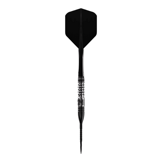 Caliburn Player MAK stalen dartpijlen Das Bild zeigt einen Steeldart mit schwarzer Spitze und schwarzer Flugfahne. Es handelt sich um das Produkt "Caliburn Player MAK Steeldarts - 23,5g".