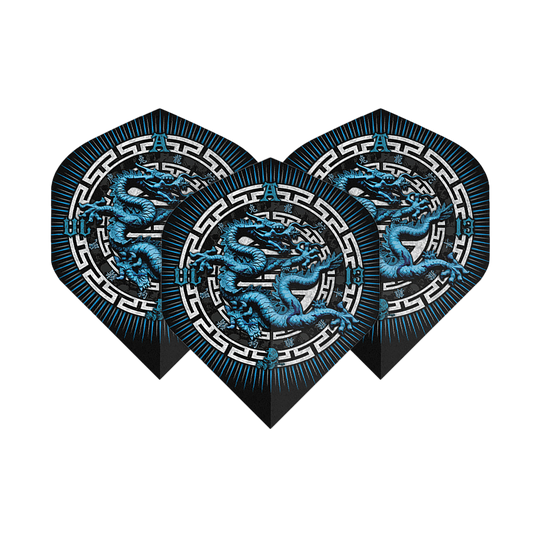 Alchemie Jaar van de Draak Nr. 2 Standaardvluchten Das Bild zeigt drei Dart-Flights mit einem blauen Drachenmotiv in der Mitte. Die Flights haben ein schwarzes Design mit weißen und blauen Akzenten.