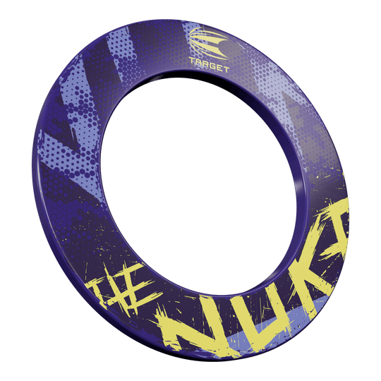 Target Luke Littler De Nuke Dartbord Surround Das Bild zeigt eine Dartboard-Umrandung mit dem Namen „Target Luke Littler The Nuke Dartboard Surround“. Die Umrandung ist hauptsächlich lila mit gelben Schriftzügen und Mustern gestaltet.