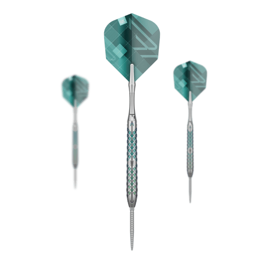 Target Rove 03 Swiss Point stalen dartpijlen Das Bild zeigt drei Target Rove 03 Swiss Point Steeldarts mit silbernem Schaft und blauen Akzenten. Die Flights sind grün-blau gemustert und die Darts stehen vor einem schwarzen Hintergrund.