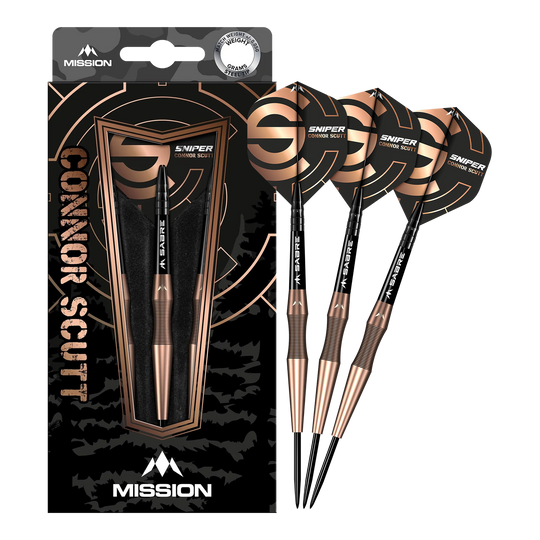 Das Bild zeigt das Produkt „Mission Connor Scutt Sniper Steeldarts“ in seiner Verpackung. Drei Steeldarts mit schwarzem und kupferfarbenem Design sind neben der Verpackung zu sehen.
