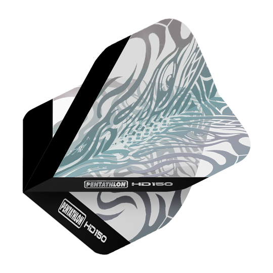 Pentatlon HD150 Metallic Clear Standaardvluchten Das Bild zeigt das Produkt "Pentathlon HD150 Metallic Clear Standard Flights". Die Dartflight ist größtenteils durchsichtig mit metallisch glänzenden Mustern und schwarzem Rand.