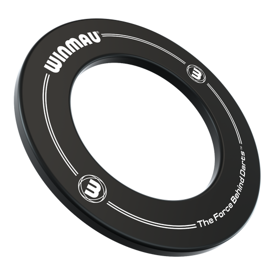 Winmau Dartboard Surround Das Bild zeigt einen schwarzen Dartboard-Surround-Ring mit der Aufschrift "WINMAU". Am Rand steht außerdem der Slogan "The Force Behind Darts".