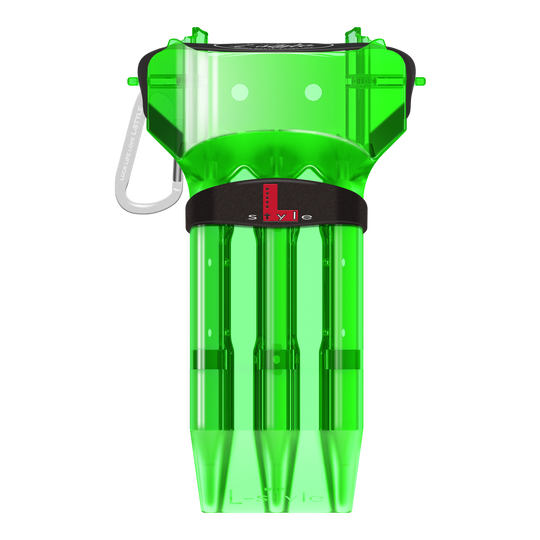 Dies ist ein grünes Dart-Case aus durchsichtigem Kunststoff. Es hat Platz für drei Darts und trägt das Logo "L-Style" auf der Vorderseite.