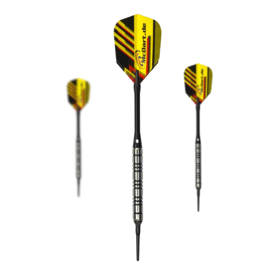 McDart 85 Tungsten V2 zachte darts - 17g Das Bild zeigt drei Softdarts des Modells "McDart 85er Tungsten V2" mit 17g Gewicht. Die Darts haben gelb-schwarze Flights mit roten Akzenten und einen silbernen Griffbereich.