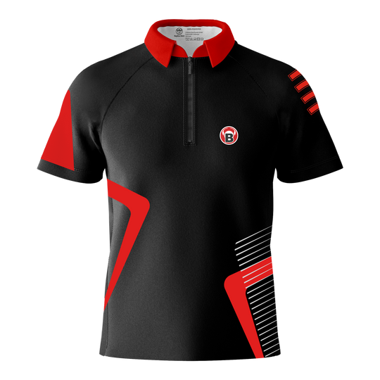 Das Bild zeigt ein schwarzes Dartshirt mit roten und weißen Akzenten. Auf der linken Brust befindet sich ein rundes Logo mit einem "B".