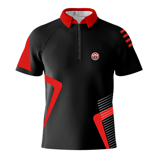 Bulls Team Dart Shirt - Rood Das Bild zeigt ein schwarzes Dartshirt mit roten und weißen Akzenten. Auf der linken Brust befindet sich ein rundes Logo mit einem "B".