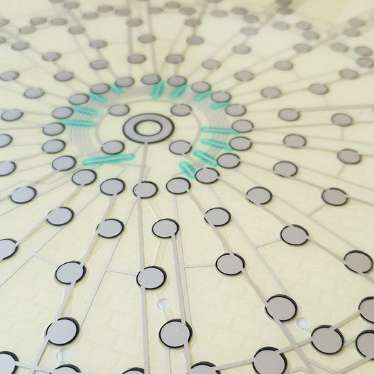 LW30_L-wen_Dart_Ersatzteil_Matrix_2HxPJJ8ZTLTT3f Das Bild zeigt die Matrix eines Löwen Dart Ersatzteils in Nahaufnahme. Man sieht viele miteinander verbundene Kreise und Linien, die die Kontaktflächen darstellen.