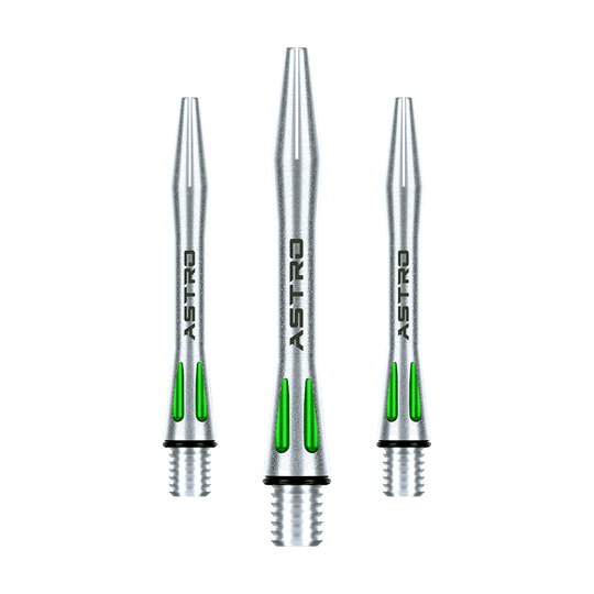 7012-104_Winmau_Astro_Aluminium_Shafts_Gr-n_35mm_1 Das Bild zeigt drei silberne Dartschäfte mit grünen Akzenten. Auf den Schäften steht das Wort "ASTRO" geschrieben.