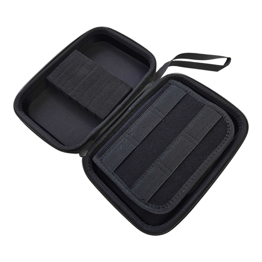 System-4 dartkoffer met jouw ontwerp Abgebildet ist ein Produkt mit dem Dateinamen MCS4-Blau_McDart_System4_Dartcase_Mit_Wunschdruck_Blau_Metallic_3. Es handelt sich vermutlich um ein Etui oder eine Hülle im blauen Metallic-Design.