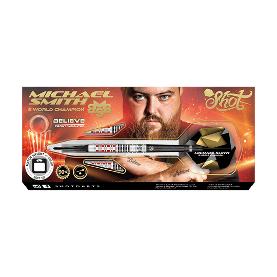 Shot van Michael Smith Believe zachte darts Auf dem Bild ist eine Verpackung für Softdarts mit dem Namen "Michael Smith Believe" zu sehen. Im Hintergrund ist ein Porträt eines Mannes mit Bart abgebildet.