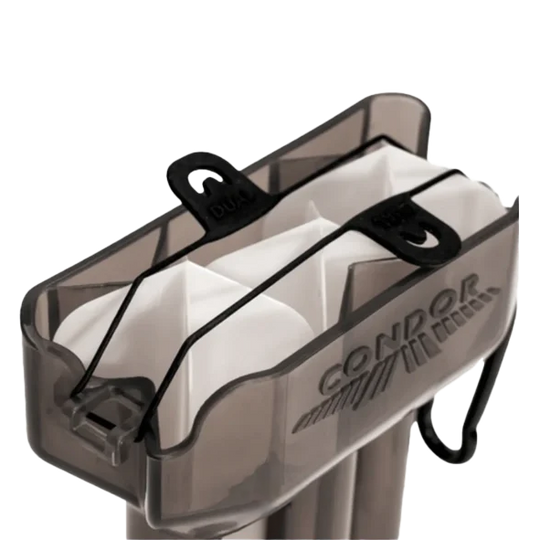 Das Bild zeigt ein schwarzes Condor Dual Dartcase Belt 3-er Set. Das Etui hat Fächer zur sicheren Aufbewahrung von Dartzubehör.