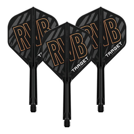 Auf dem Bild sind drei schwarze Dart-Flights mit der Aufschrift "RVB" und "TARGET" zu sehen. Die Flights haben ein schwarzes, gestreiftes Design mit orangefarbenen Buchstaben.