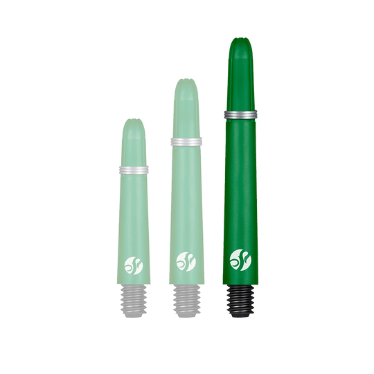 Shot Koi Carbon Shafts - Groen Auf dem Bild sind drei grüne Dartschäfte in unterschiedlichen Längen zu sehen. Sie haben schwarze Gewinde und silberne Ringe.