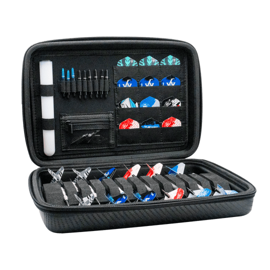 Bulls Orbis XXL dartcase - carbongrijs Das Bild zeigt das Bulls Orbis XXL Dartcase in Carbongrey, geöffnet mit verschiedenen Darts und Zubehör ordentlich einsortiert. Das Etui bietet viel Platz für Darts, Flights und weiteres Zubehör.