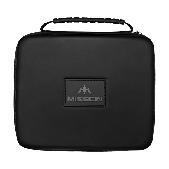 Mission Luxor Dart-portemonnee Das Bild zeigt ein schwarzes Dart-Wallet, geöffnet, mit Fächern für Zubehör. Dieses Modell ist als Mission Luxor bekannt.