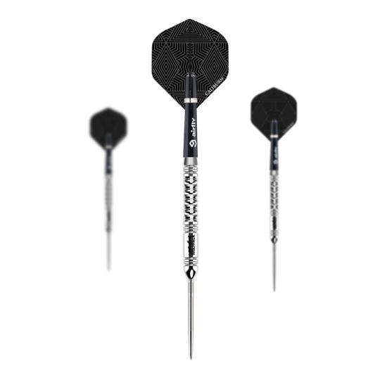 Caliburn Wolfpack W1 stalen darts - 23g Das Bild zeigt drei Steeldarts des Produkts "Caliburn Wolfpack W1 Steeldarts - 23,5g". Die Darts haben silberne Spitzen und Schäfte mit schwarzen Flights, die geometrische Muster zeigen.