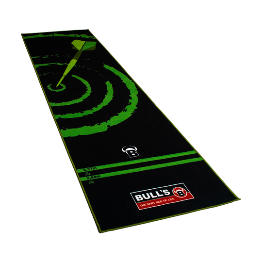 67807_Bulls_Carpet-Mat_140_Green_1 Das Bild zeigt den Bulls Carpet-Mat Teppich 140 in Grün. Auf dem Teppich sind ein Dartpfeil-Motiv und Markierungen für Entfernungen aufgedruckt.