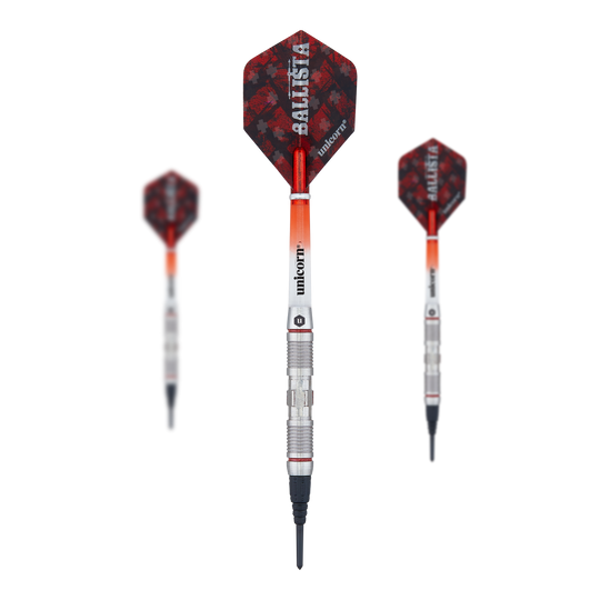 Unicorn Ballista Style 2 zachte darts Das Bild zeigt drei Softdarts des Produkts 'Unicorn Ballista Style 2'. Die Darts haben silberne Schäfte und rote Flights mit dem Aufdruck "Ballista".