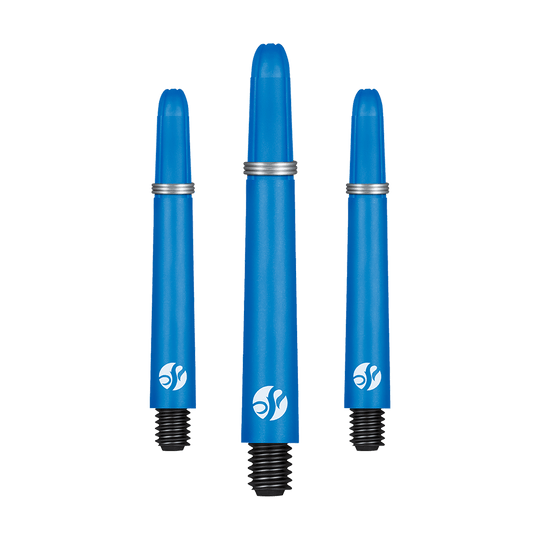 Shot Koi Carbon Shafts - Blauw Das Bild zeigt drei blaue Dartschäfte in verschiedenen Längen. Jeder Schaft hat ein schwarzes Gewinde und einen weißen Aufdruck.
