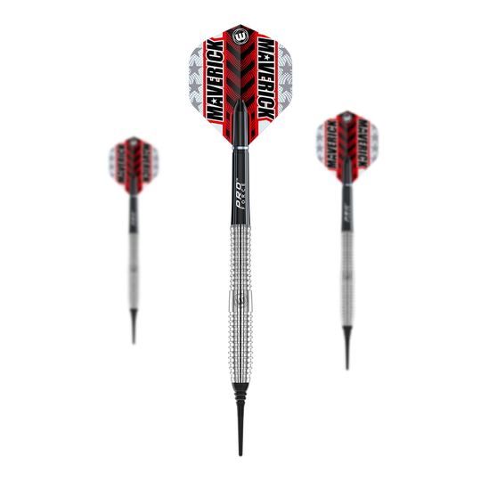 Winmau Maverick Softdarts - 20g Das Bild zeigt drei Winmau Maverick Softdarts mit einem Gewicht von 20 Gramm. Die Darts haben silberne, gerillte Schäfte und auffällige Flights mit der Aufschrift "Maverick" in Rot, Schwarz und Weiß.