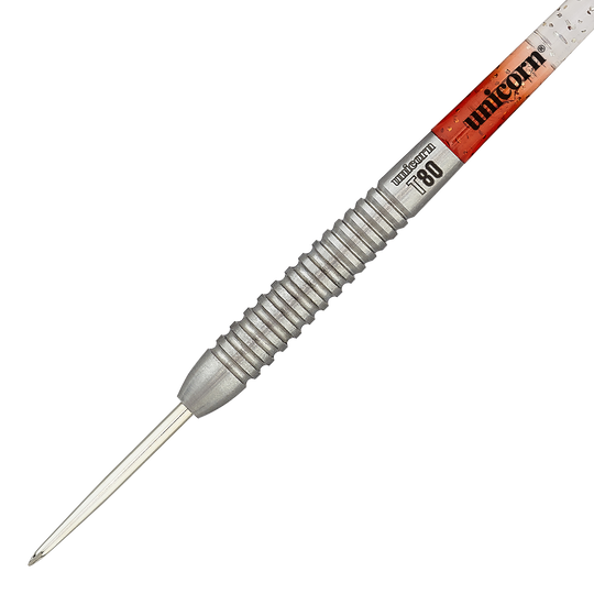 Unicorn Core XL Striker Style 5 stalen darts Das Bild zeigt einen Unicorn Core XL Striker Style 5 Steeldart. Der Dartpfeil hat einen silbernen, geriffelten Griff und eine spitze Metallspitze.