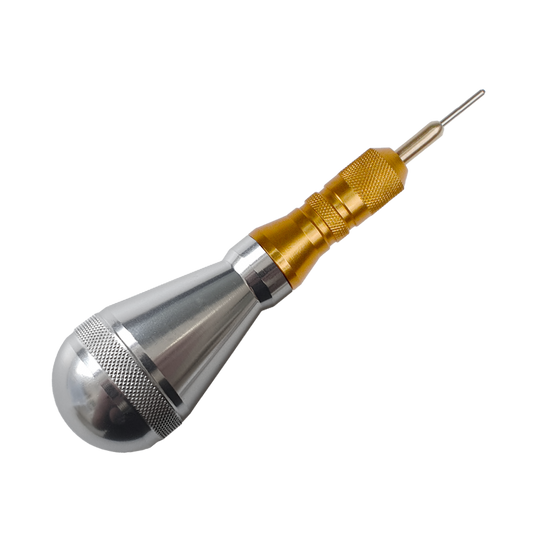 620_Dartdoc_Spitzenentferner_2_Silber Das Bild zeigt den Dartdoc Spitzenentferner, ein Werkzeug zum Entfernen abgebrochener Dartspitzen. Er besteht aus Metallteilen in Silber und Gold.