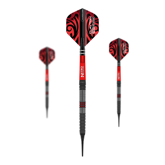 Red Dragon Jonny Clayton Hiraeth Zachte Darten - 20g Das Bild zeigt die Red Dragon Jonny Clayton Hiraeth Softdarts mit einem Gewicht von 20g. Die Darts haben ein auffälliges rotes Design mit schwarzen Mustern und silbernen Ringen am Barrel.