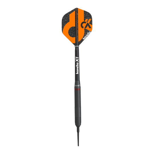 Karella Daniel Klose zachte pijltjes Das Bild zeigt einen Softdart der Marke Karella, Modell Daniel Klose. Der Dartpfeil hat eine schwarze Spitze und ein schwarzes Flight mit orangefarbenem Design und dem Karella-Logo.