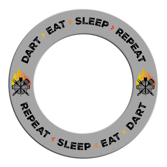 McDart Dartbord Surround - Dart Eat Sleep Repeat Es ist ein Dartboard-Surround in Grau mit dem Text 'Dart Eat Sleep Repeat'. Das Bild zeigt das Produkt aus einer bestimmten Perspektive.