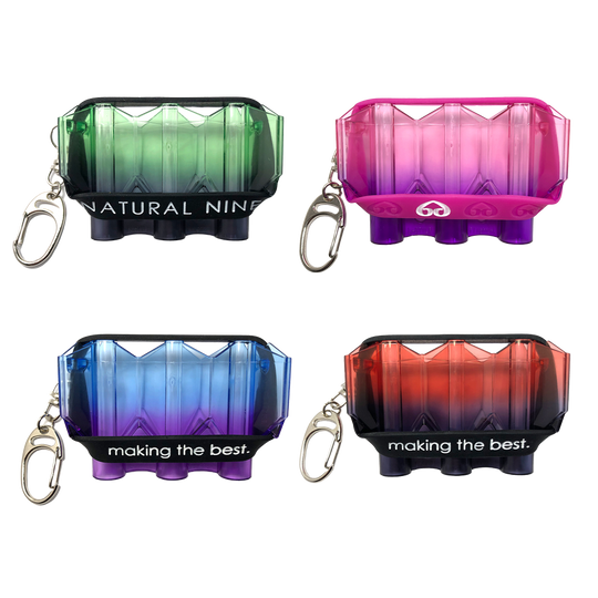 N9Kry1L-Berry_L-Style_N9_Krystal_Twin_Color_Flightcase_Berry_1tUS4oLSCSOd8i Das Bild zeigt vier verschiedenfarbige „L-Style N9 Krystal Twin Color Flightcase“-Etuis mit Schlüsselanhänger. Jedes Etui hat einen Farbverlauf und einen Schriftzug auf dem schwarzen Band.