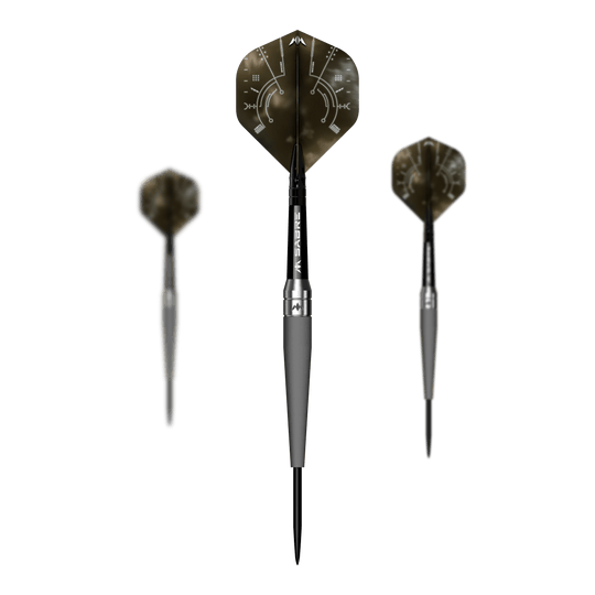 Mission Saturn Titan stalen darts Das Bild zeigt drei Steeldarts des Produkts „Mission Saturn Titan“. Die Darts haben eine schwarze Spitze, einen silbernen Körper und auffällige Flights mit einem futuristischen Design.