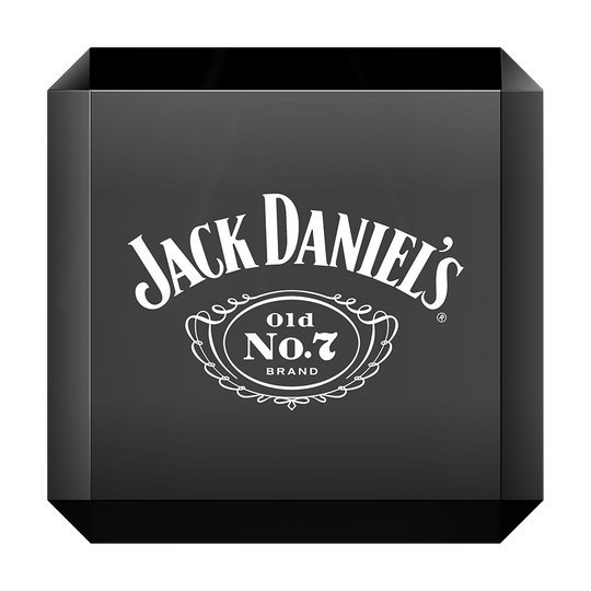 JD7019_Mission_Jack_Daniels_W-rfel_Darts_Display_2 Das Bild zeigt ein schwarzes Würfel-Display mit dem weißen Jack Daniel's Logo und der Aufschrift "Old No. 7 Brand" in der Mitte. Es handelt sich um ein Produktdisplay für Mission Jack Daniels Würfel Darts.