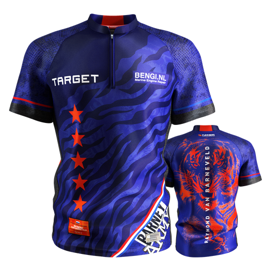 Target Coolplay Raymond Van Barneveld 2025 dartshirt Das Bild zeigt das Target Coolplay Raymond Van Barneveld 2025 Dartshirt in Blau mit roten Akzenten und einem auffälligen Tiger-Design auf der Rückseite. Auf der Vorderseite sind fünf rote Sterne und Sponsorenlogos zu sehen.