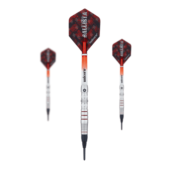 Unicorn Ballista Style 3 zachte darts Das Bild zeigt drei Softdarts des Produkts „Unicorn Ballista Style 3“. Die Darts haben rote Flights mit Muster und silberne Schäfte.