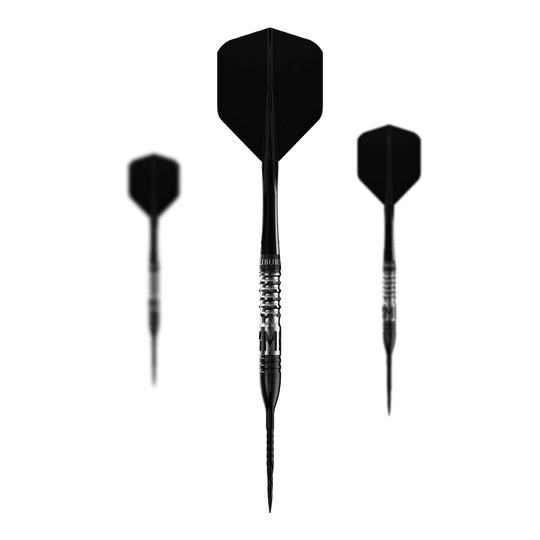 Caliburn Player MAK stalen dartpijlen Das Bild zeigt drei Steeldarts des Produkts „Caliburn Player MAK Steeldarts - 23,5g“. Die Darts sind schwarz und haben ein geriffeltes Griffstück für besseren Halt.