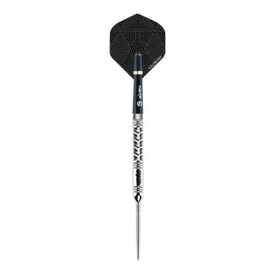 Caliburn Wolfpack W1 stalen darts - 23g Der Caliburn Wolfpack W1 Steeldart wiegt 23,5 Gramm und hat ein auffälliges silbernes Design mit strukturiertem Griff. Die Flights sind schwarz mit einem geometrischen Muster versehen.