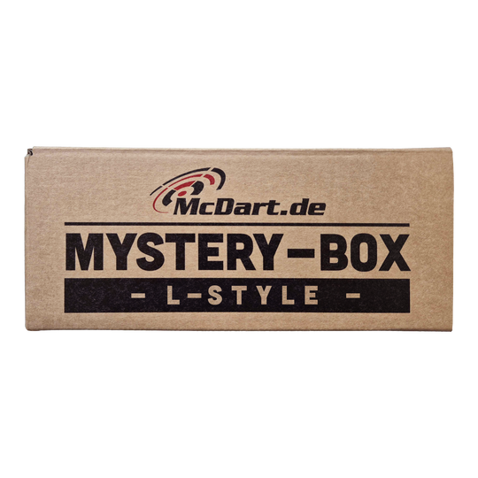 McDart Mystery Box - L-stijl Auf dem Bild ist eine braune Box mit der Aufschrift "McDart.de Mystery-Box - L-Style -" zu sehen. Die Box sieht verschlossen aus und weckt Neugier auf den Inhalt.