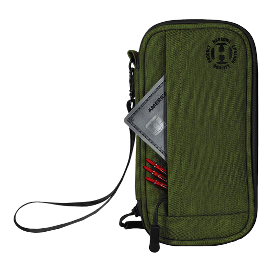 Harrows Smart Case Dartwallet Auf dem Bild ist ein grünes Dart-Etui mit einer Handschlaufe zu sehen. In einer Außentasche stecken eine Kreditkarte und mehrere rote Dartspitzen.