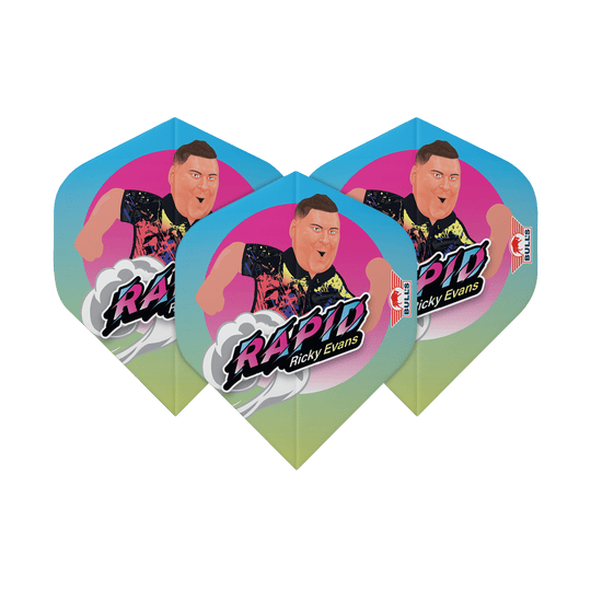 Bulls NL Speler 100 Ricky Evans Cartoon No2 Standaardvluchten Das Bild zeigt drei Dart-Flights mit einem bunten Cartoon-Bild von Ricky Evans und dem Schriftzug "Rapid Ricky Evans". Die Flights haben einen blauen, pinken und gelben Farbverlauf und das Bulls-Logo an der Seite.