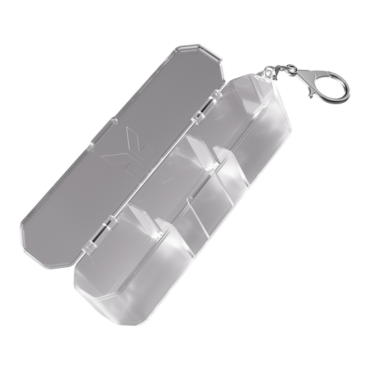 Target K-Flex K-Case Flight Box Die Abbildung zeigt das Produkt "Target K-Flex K-Case Flightbox". Es handelt sich um eine transparente Kunststoffbox mit Fächern und einem Karabinerhaken zur Befestigung.